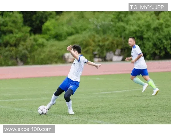 足球实时动态分析与精彩赛事回顾全方位解读足球世界的瞬息万变